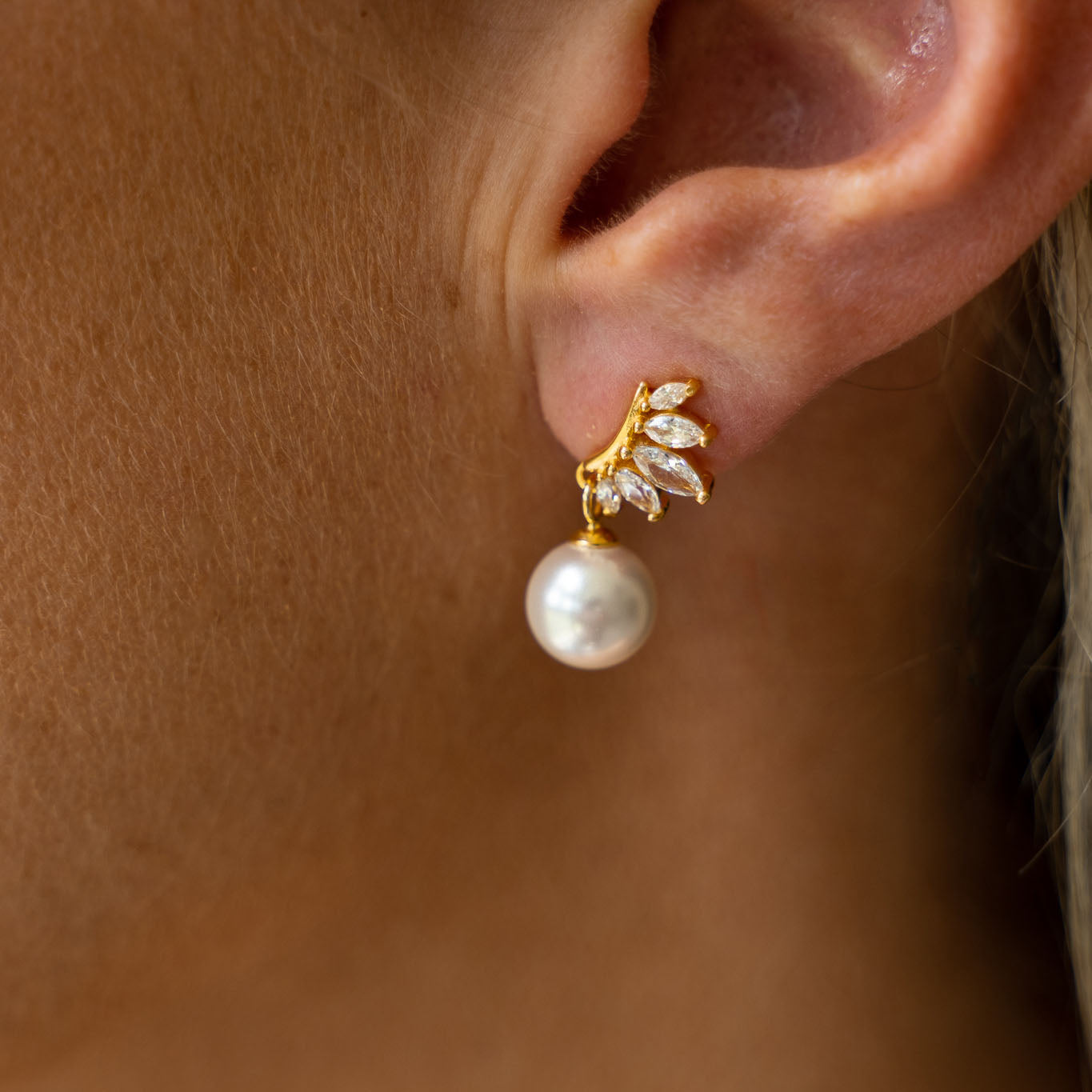 gold detailed crystal leaf earrings with dropped pearl