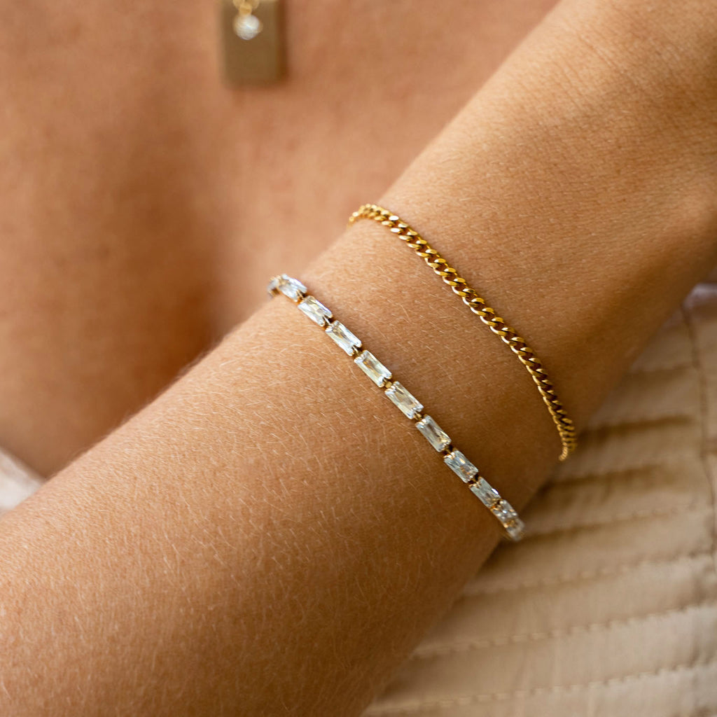 gold dainty chain link bracelet