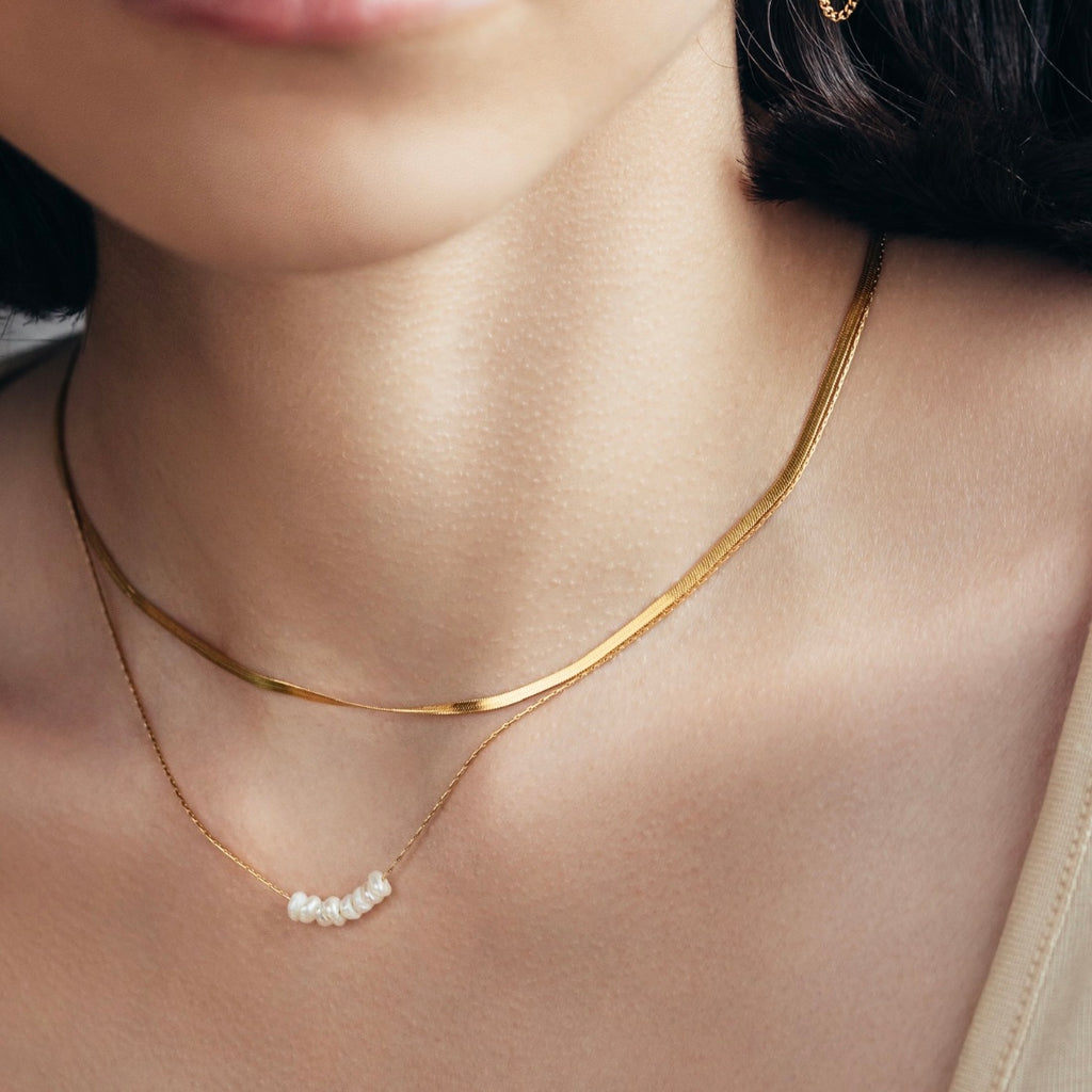 delicate chain necklace with mini pearls