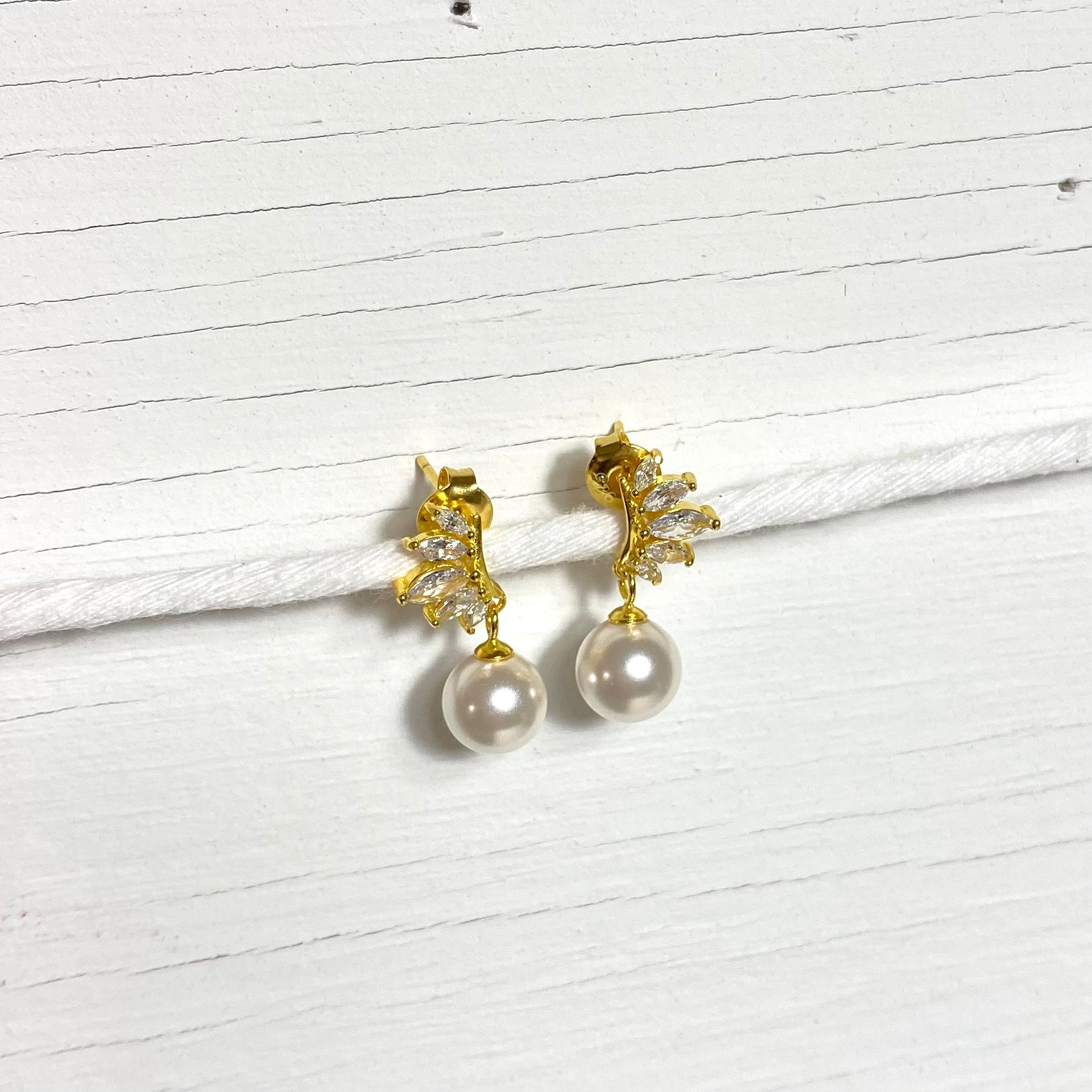 gold detailed crystal leaf earrings with dropped pearl